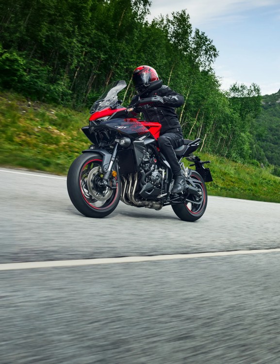 CB1000GT 2026-cb1000gt-product-page-header-mobile-1600-x-2080