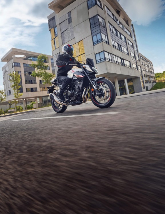 cb500-hornet-product-page-hero-mobile-1600x2080-01