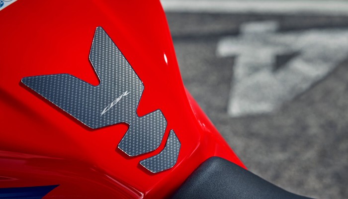 cbr650r-product-page-zig-zag-img3-1400x800