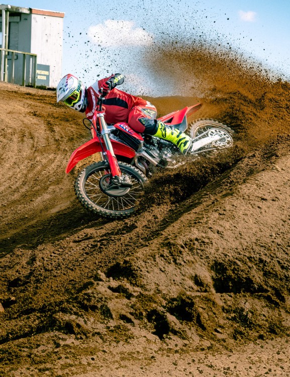 crf250r-product-page-hero-mobile-1600x2080