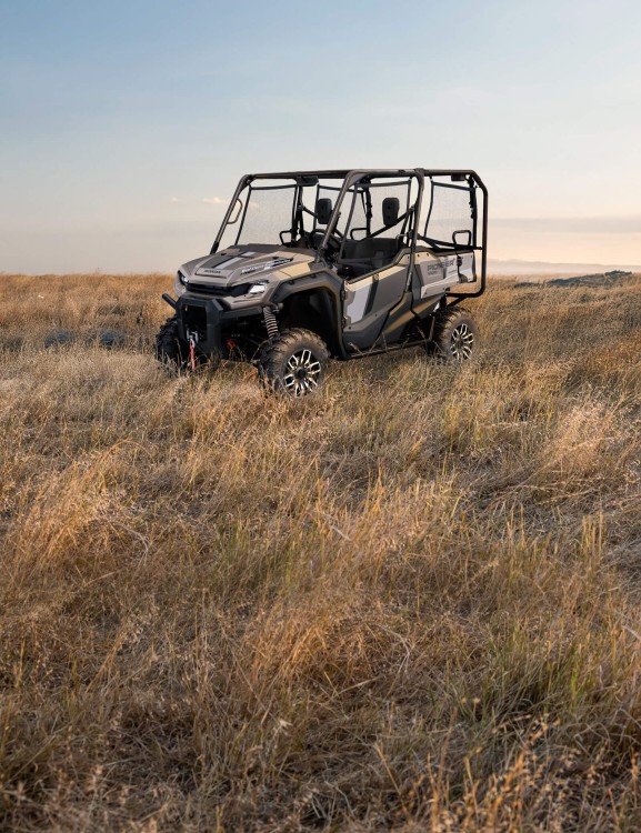 pioneer-1000-5p-2024-trail-product-page-hero-mobile-1600x2080