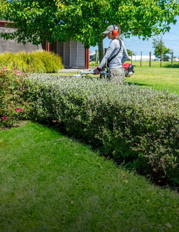 Honda VersAttach® Short Hedge Trimmer Attachment hedge-trimmer-short-versatool-attachment-product-page-hero-mobile-1600x2080-v2-min