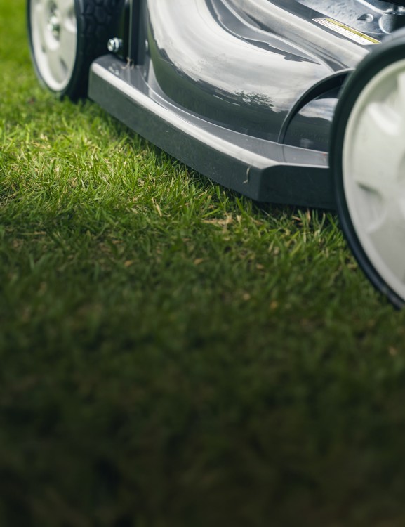 Rust-free, no-dent NeXite® mowing deck